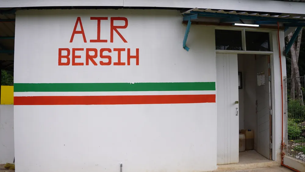 Exterior of the completed pump house on Pulau Teluk Renjuna with Air Bersih signage
